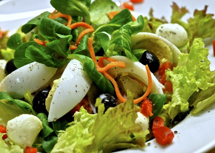 Leckerer Salat mit Ei von Mahlzeit Schulcatering und Schulessen Hamburg
