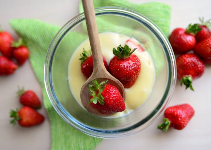Frischer Vanillepudding mit Erdbeeren - von Mahlzeit Schulcatering und Schulessen Hamburg